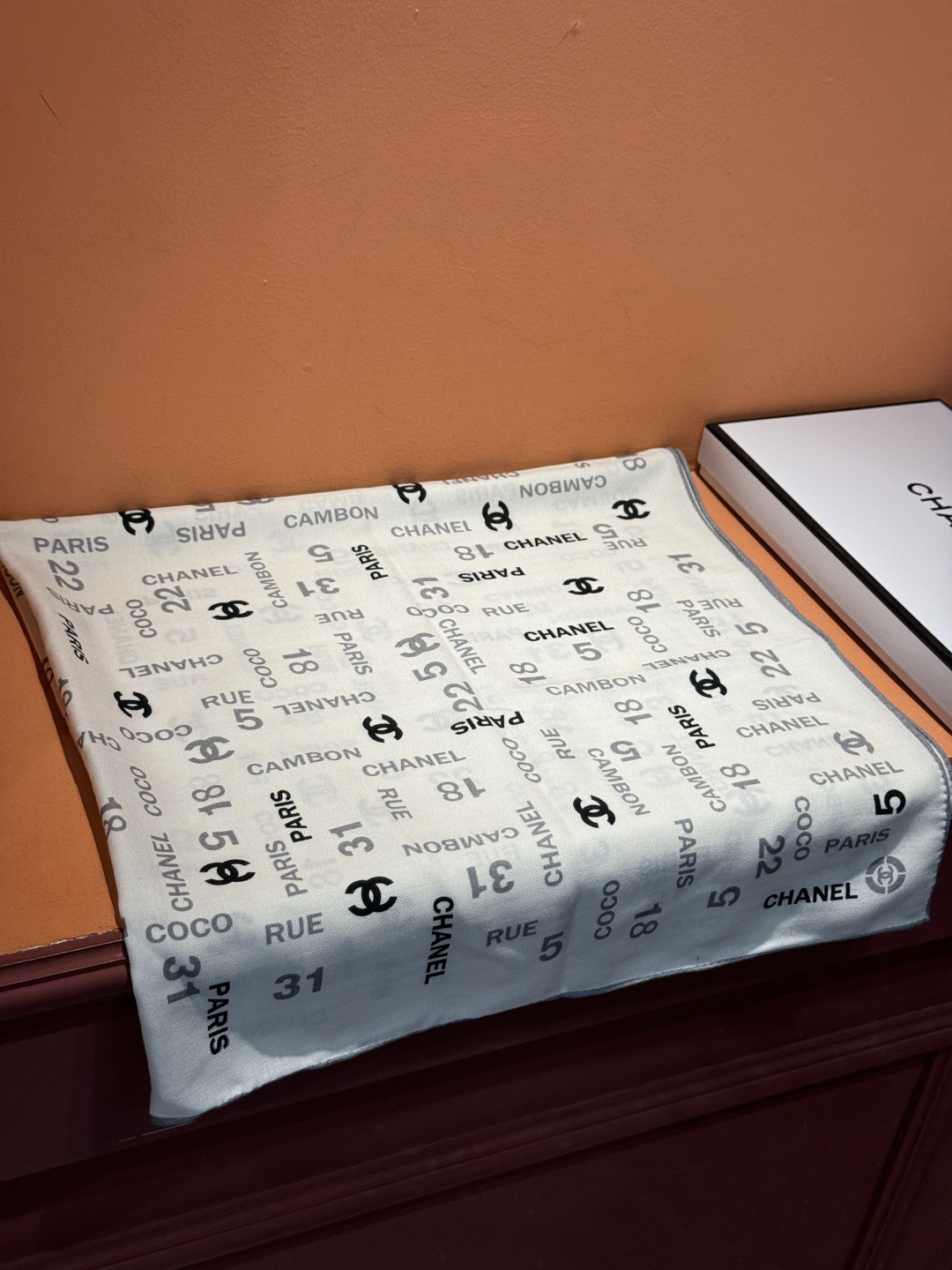 上新❤️【Chanel】 经典茶花优雅Coco风，Chanel最新菱格丝绒大方巾~气质到骨子里，香奶奶新