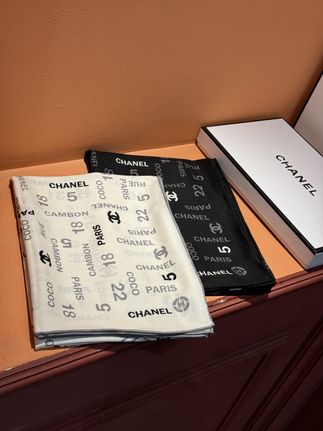 上新❤️【Chanel】 经典茶花优雅Coco风，Chanel最新菱格丝绒大方巾~气质到骨子里，香奶奶新