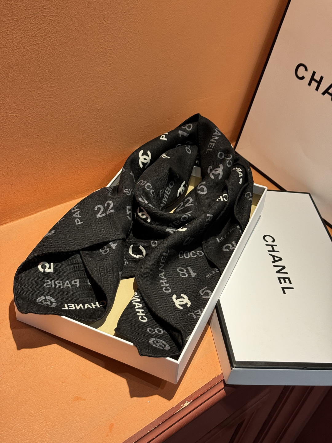 上新❤️【Chanel】 经典茶花优雅Coco风，Chanel最新菱格丝绒大方巾~气质到骨子里，香奶奶新