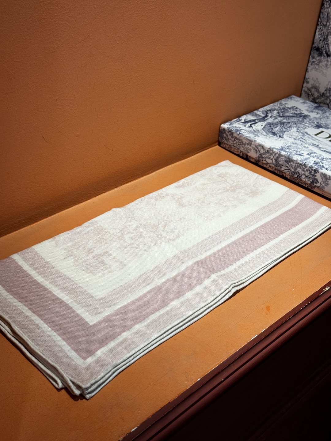 上新❤️ 𝐃𝐈𝐎𝐑 早春新款 《茹伊丛手绘方巾》size：110x110 cm 【双面同色丝绒方巾】一个