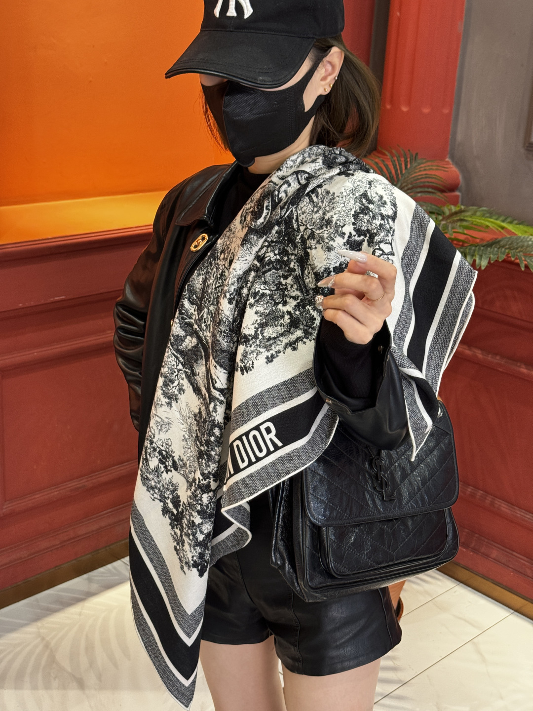 上新❤️ 𝐃𝐈𝐎𝐑 早春新款 《茹伊丛手绘方巾》size：110x110 cm 【双面同色丝绒方巾】一个