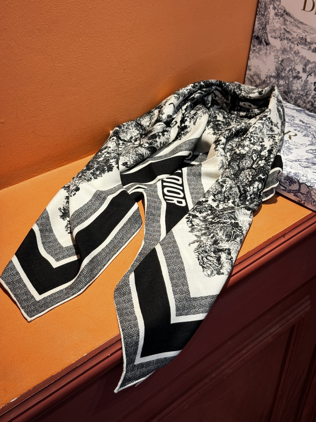 上新❤️ 𝐃𝐈𝐎𝐑 早春新款 《茹伊丛手绘方巾》size：110x110 cm 【双面同色丝绒方巾】一个