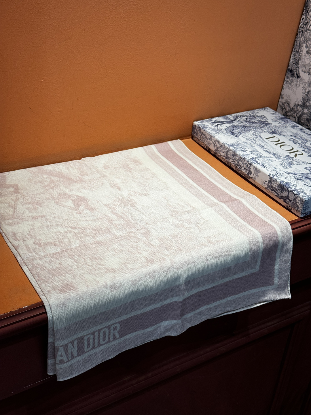 上新❤️ 𝐃𝐈𝐎𝐑 早春新款 《茹伊丛手绘方巾》size：110x110 cm 【双面同色丝绒方巾】一个