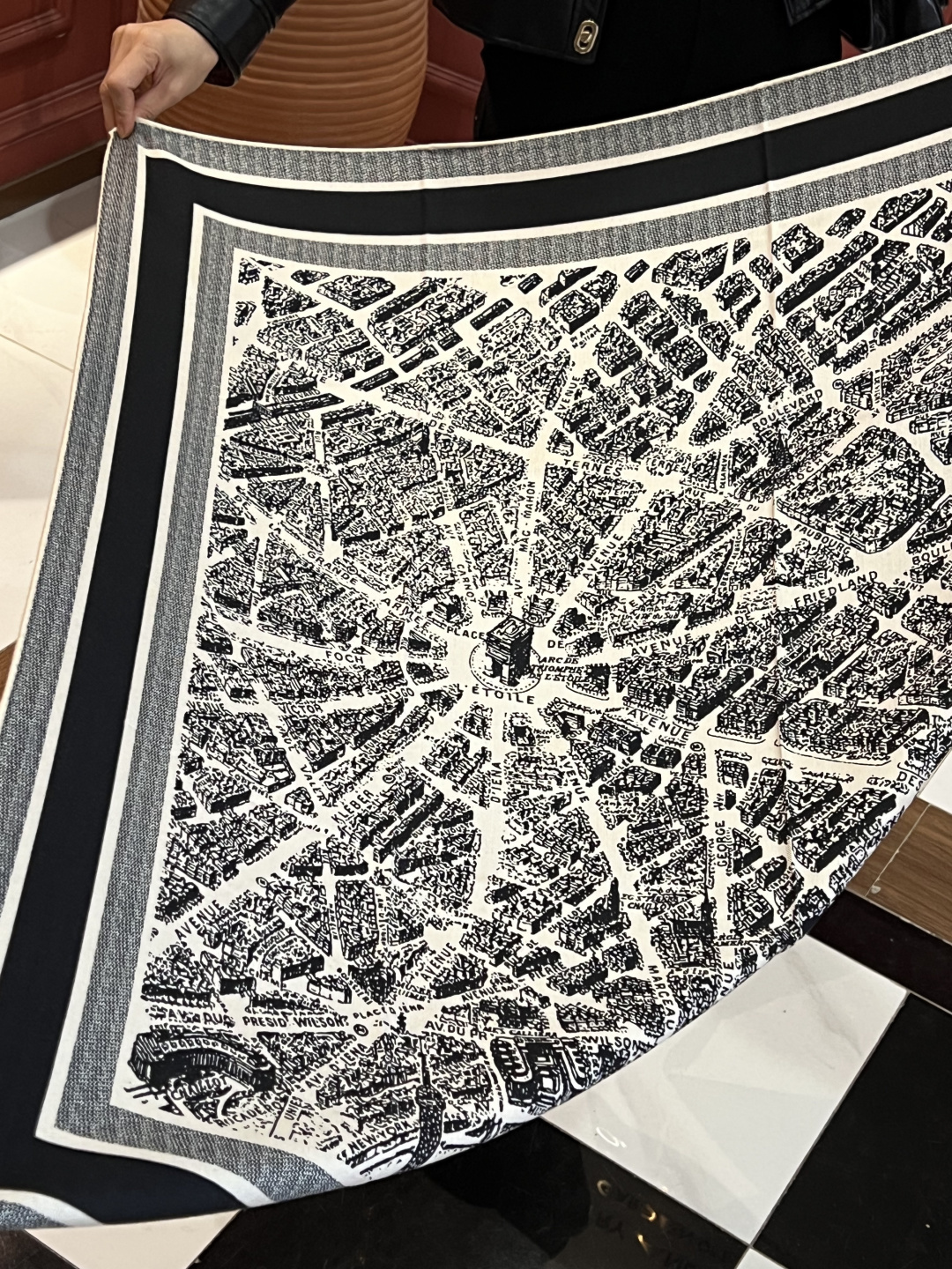 Dior ❤【️巴黎地图】黄金尺寸110*110双面同色丝绒方巾 不爱140繁复尺寸的姐妹可以选择110