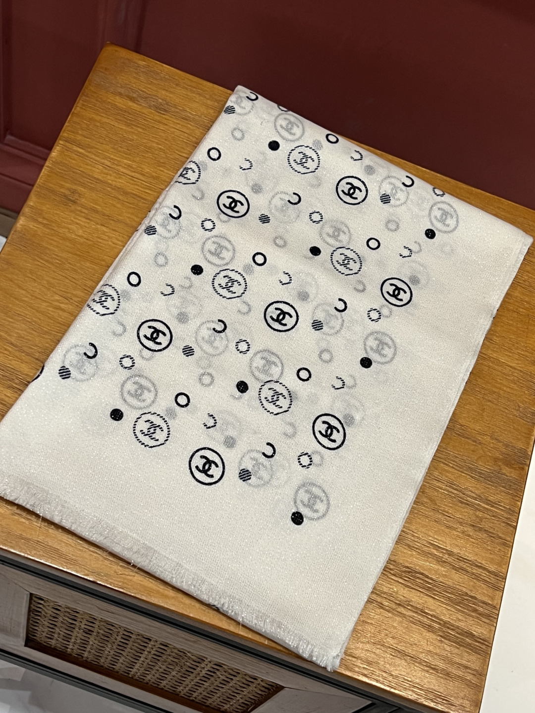 上新🌟 会发光发亮的围巾 💄💋新款客供银线💖羊绒面料长巾 😘美翻了[流泪]【小香银线图标】，御用殿堂级极