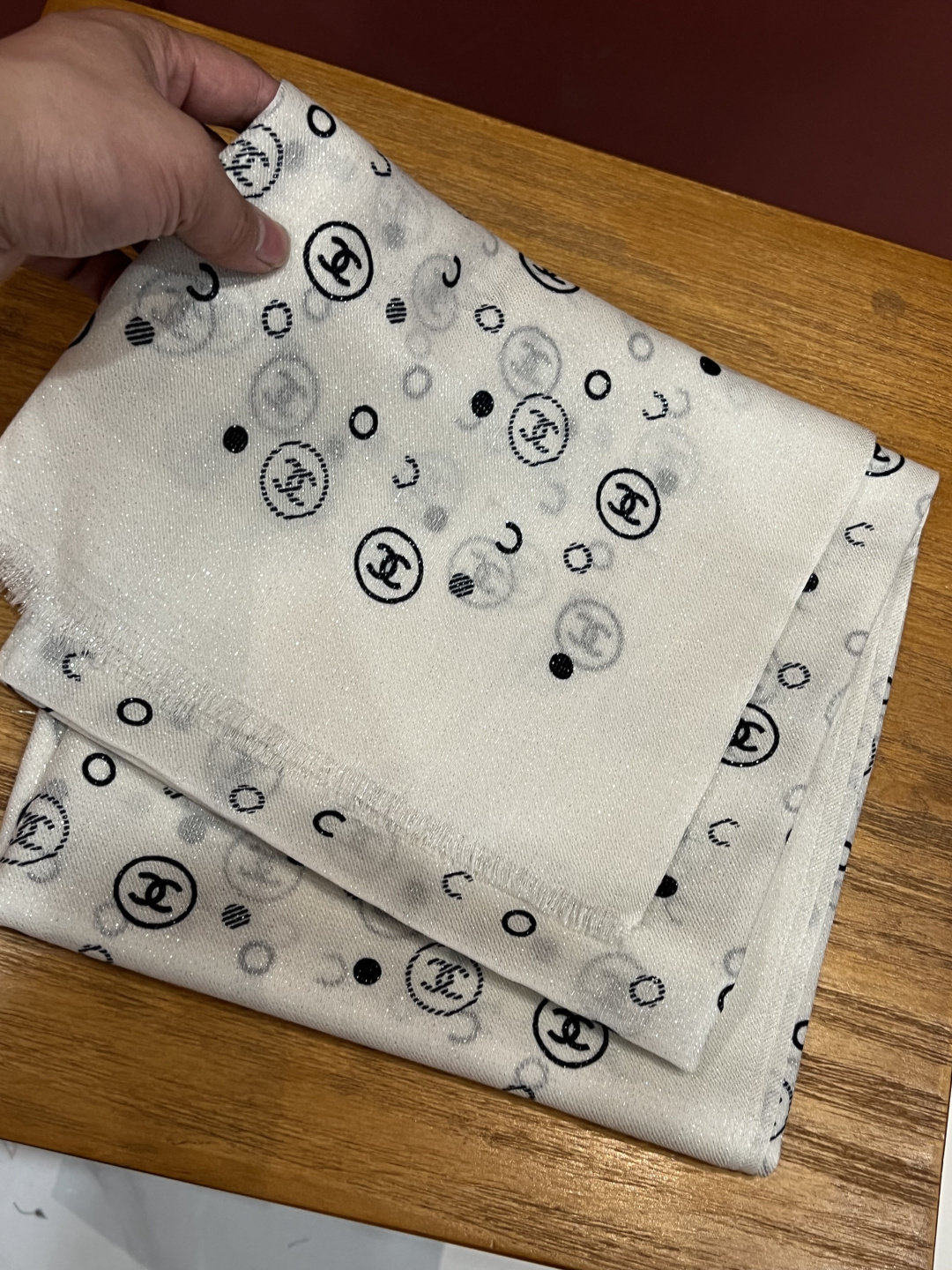 上新🌟 会发光发亮的围巾 💄💋新款客供银线💖羊绒面料长巾 😘美翻了[流泪]【小香银线图标】，御用殿堂级极