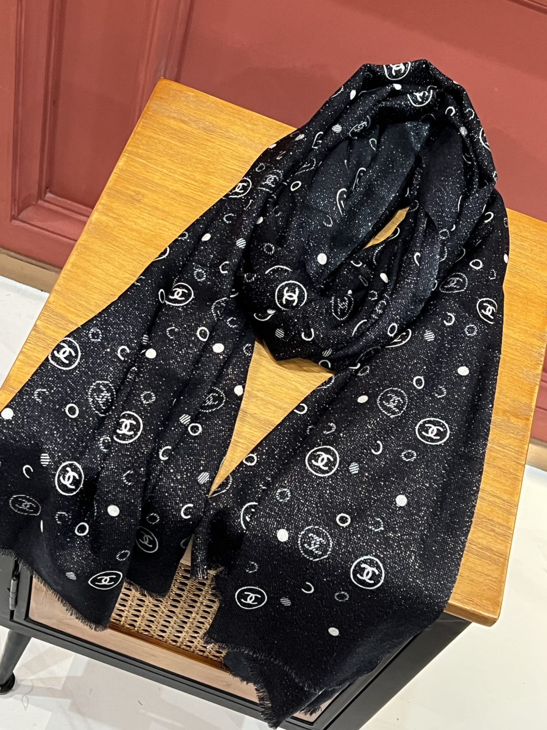 上新🌟 会发光发亮的围巾 💄💋新款客供银线💖羊绒面料长巾 😘美翻了[流泪]【小香银线图标】，御用殿堂级极