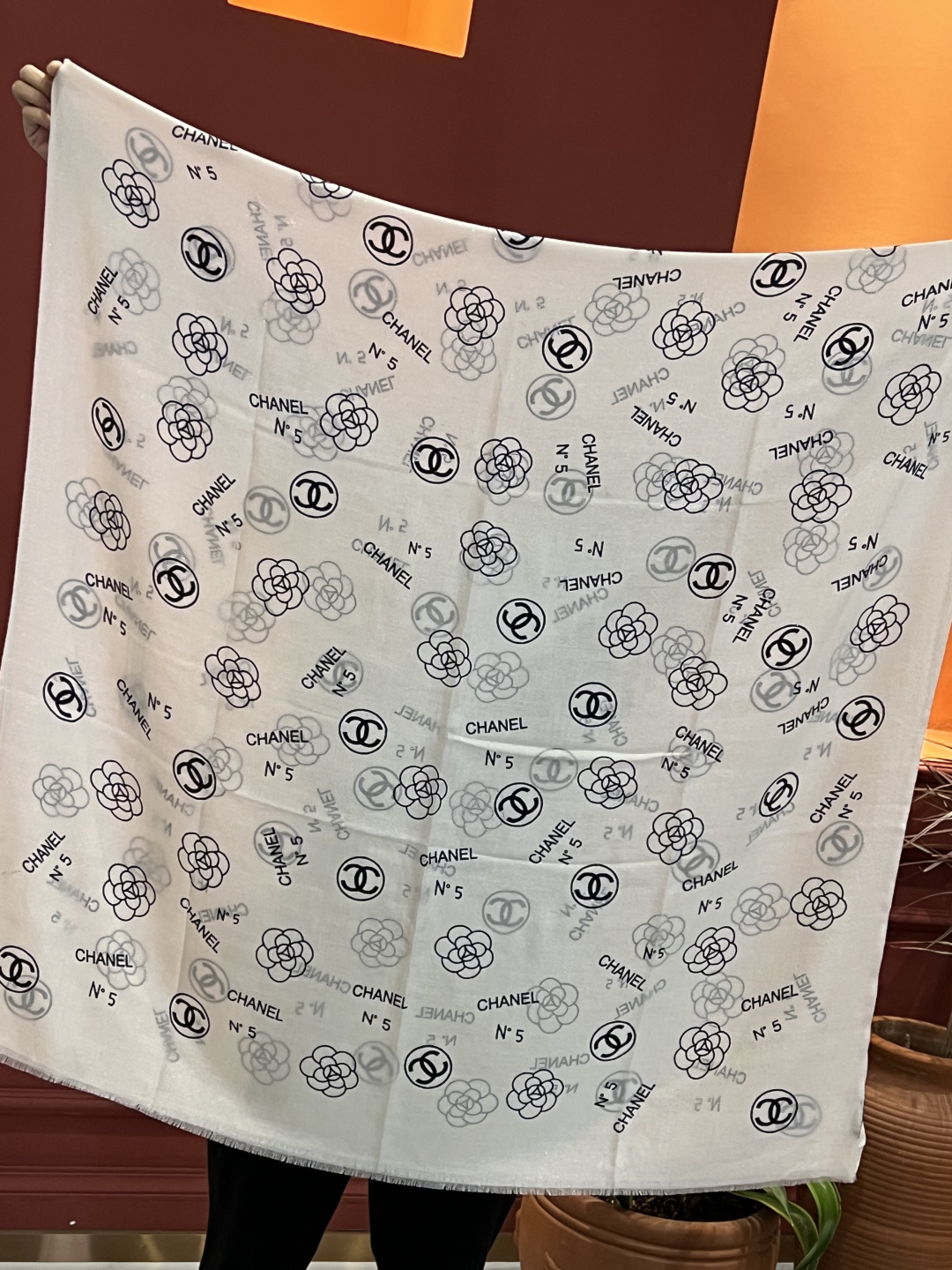 上新🌟 会发光发亮的围巾 💄💋新款客供银线💖羊绒面料长巾 😘美翻了[流泪]【小香银线图标】，御用殿堂级极