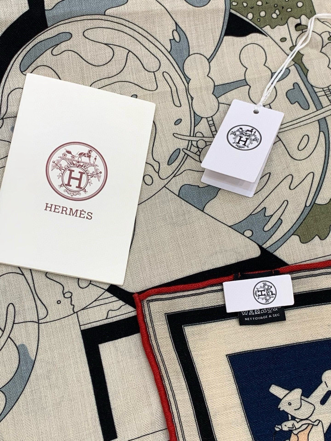 H，目前最热门的 “超现实爱马仕枢纽” 风靡全宇宙，听名字就充斥着未来空间♥️艺术品一样的存在，会绝版的