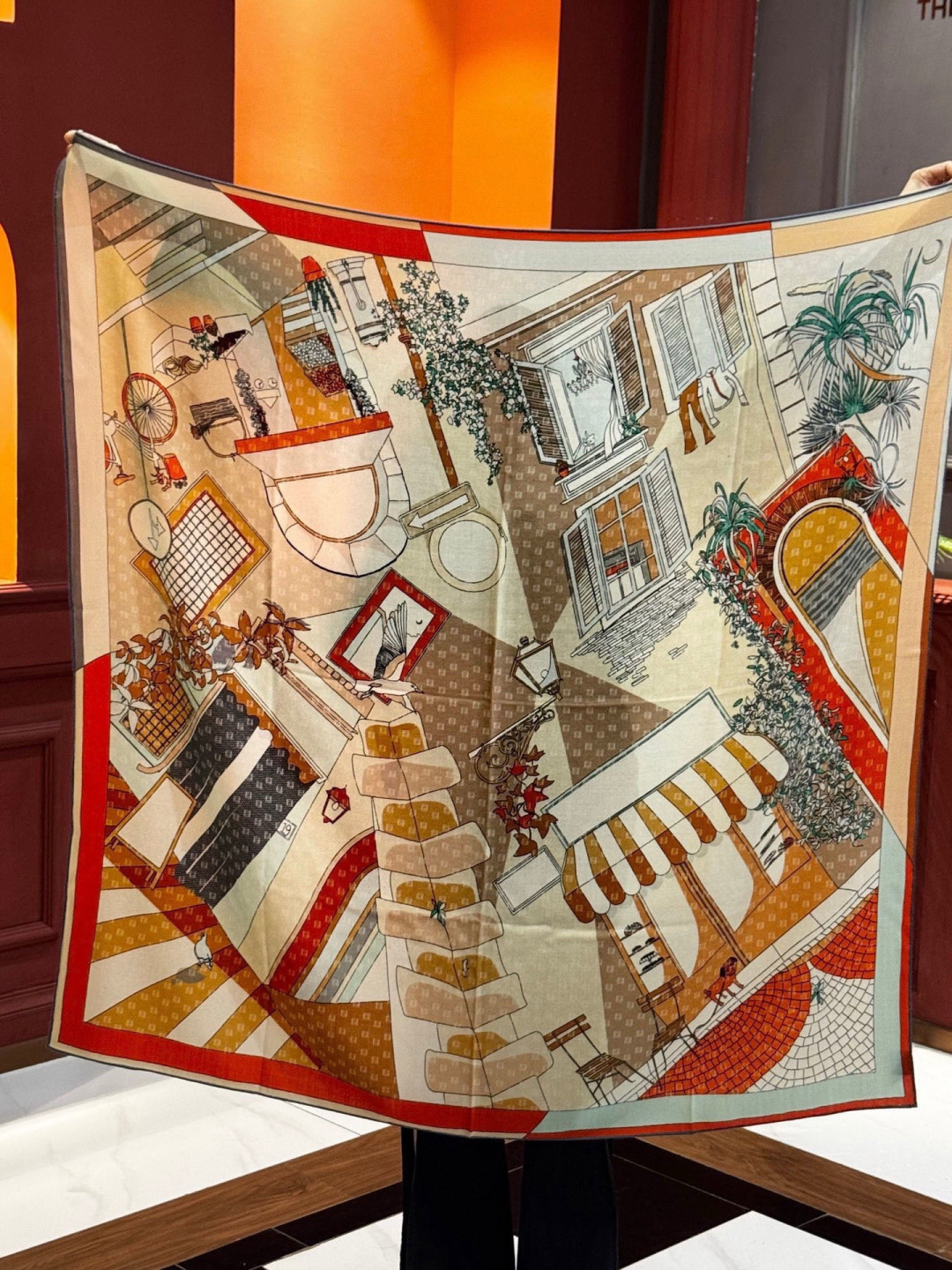 Fendi方形围巾 丝绒材质。采用定制的“Walking around Rome”图案，灵感源自罗马的历