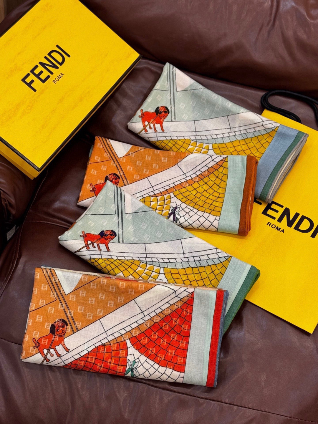 Fendi方形围巾 丝绒材质。采用定制的“Walking around Rome”图案，灵感源自罗马的历