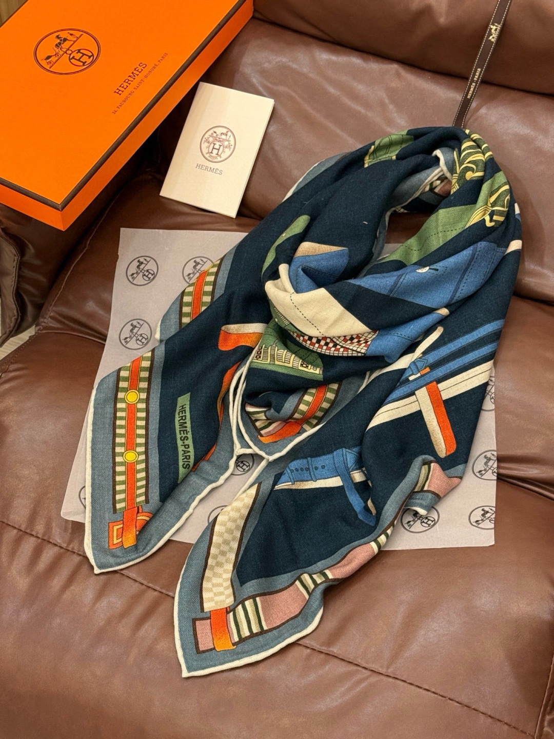 双面同色140cm丝绒方巾💕 《马术密匙》，十九世纪的商品图录汇集了手工匠们的系列产品，或许其中潜藏着某