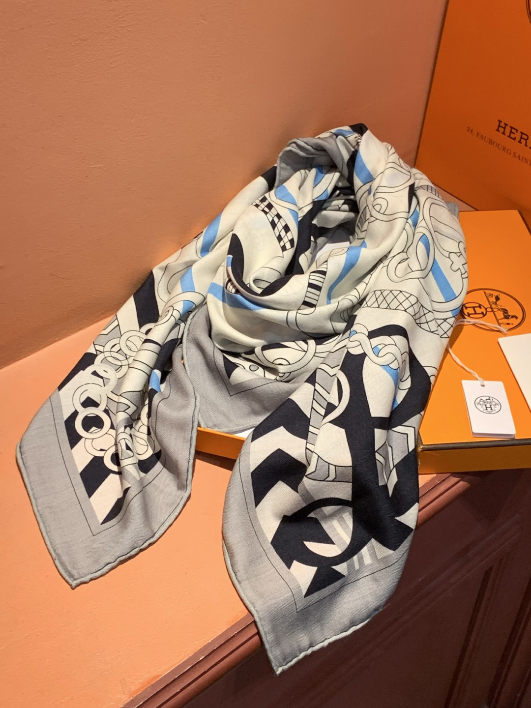 💟H家上新💞【双面同色丝绒方巾】手工卷边山羊绒和真丝混纺披肩（70%山羊绒，30%桑蚕丝）这款披肩采用经