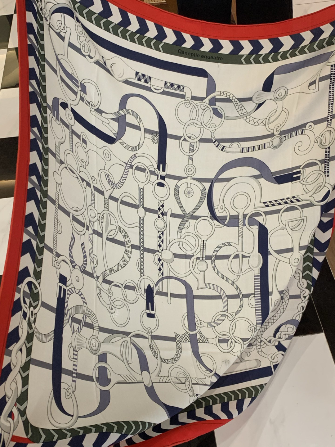 💟H家上新💞【双面同色丝绒方巾】手工卷边山羊绒和真丝混纺披肩（70%山羊绒，30%桑蚕丝）这款披肩采用经