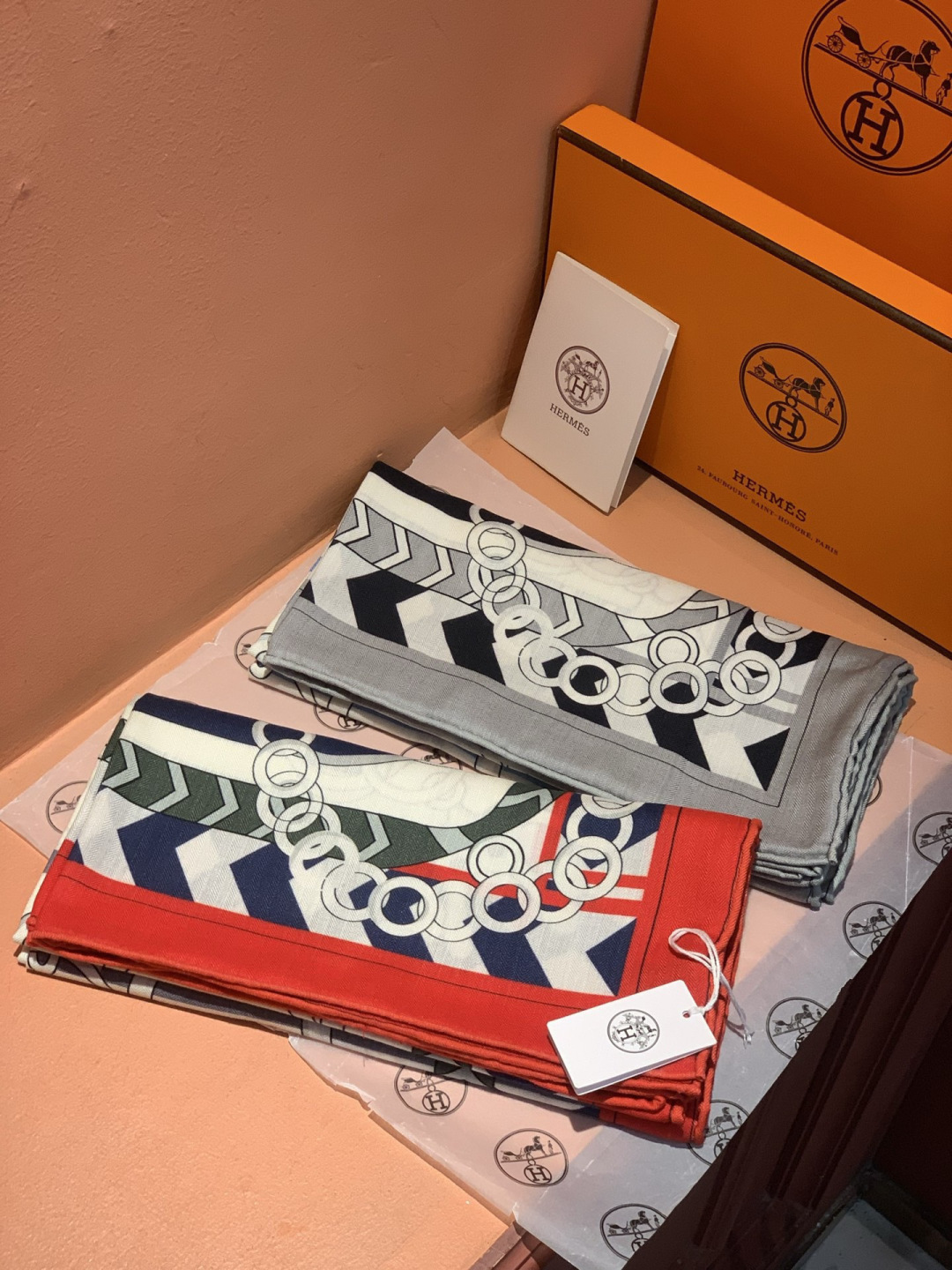 💟H家上新💞【双面同色丝绒方巾】手工卷边山羊绒和真丝混纺披肩（70%山羊绒，30%桑蚕丝）这款披肩采用经