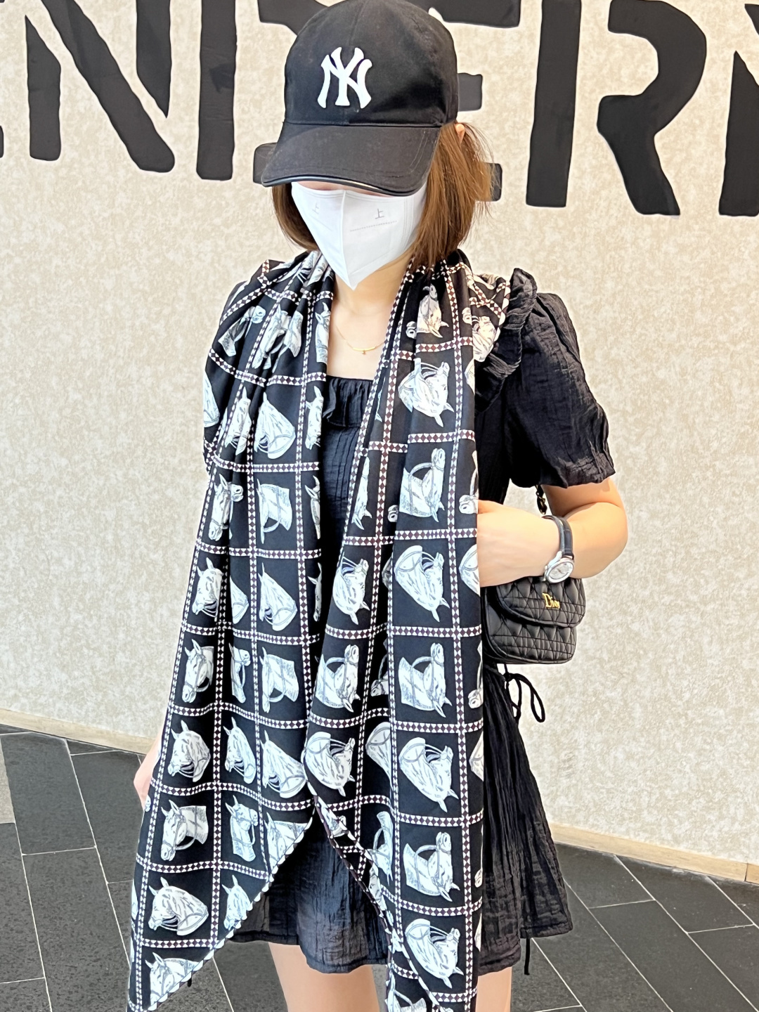 💟上新💞双面同色 采用经典爱马仕马头元素设计，手工卷边山羊绒和真丝混纺披肩（70%山羊绒，30%桑蚕丝）