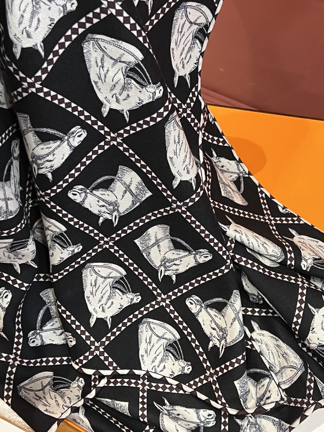 💟上新💞双面同色 采用经典爱马仕马头元素设计，手工卷边山羊绒和真丝混纺披肩（70%山羊绒，30%桑蚕丝）