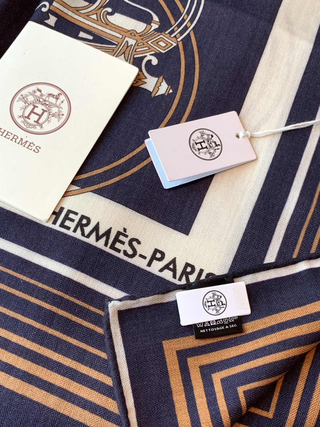 羊绒新款🆕👏👏买了都说好看‼️推荐💕爱马仕双面同色羊绒方巾【双面同色140】，顶级工艺超值‼️爱马仕专柜