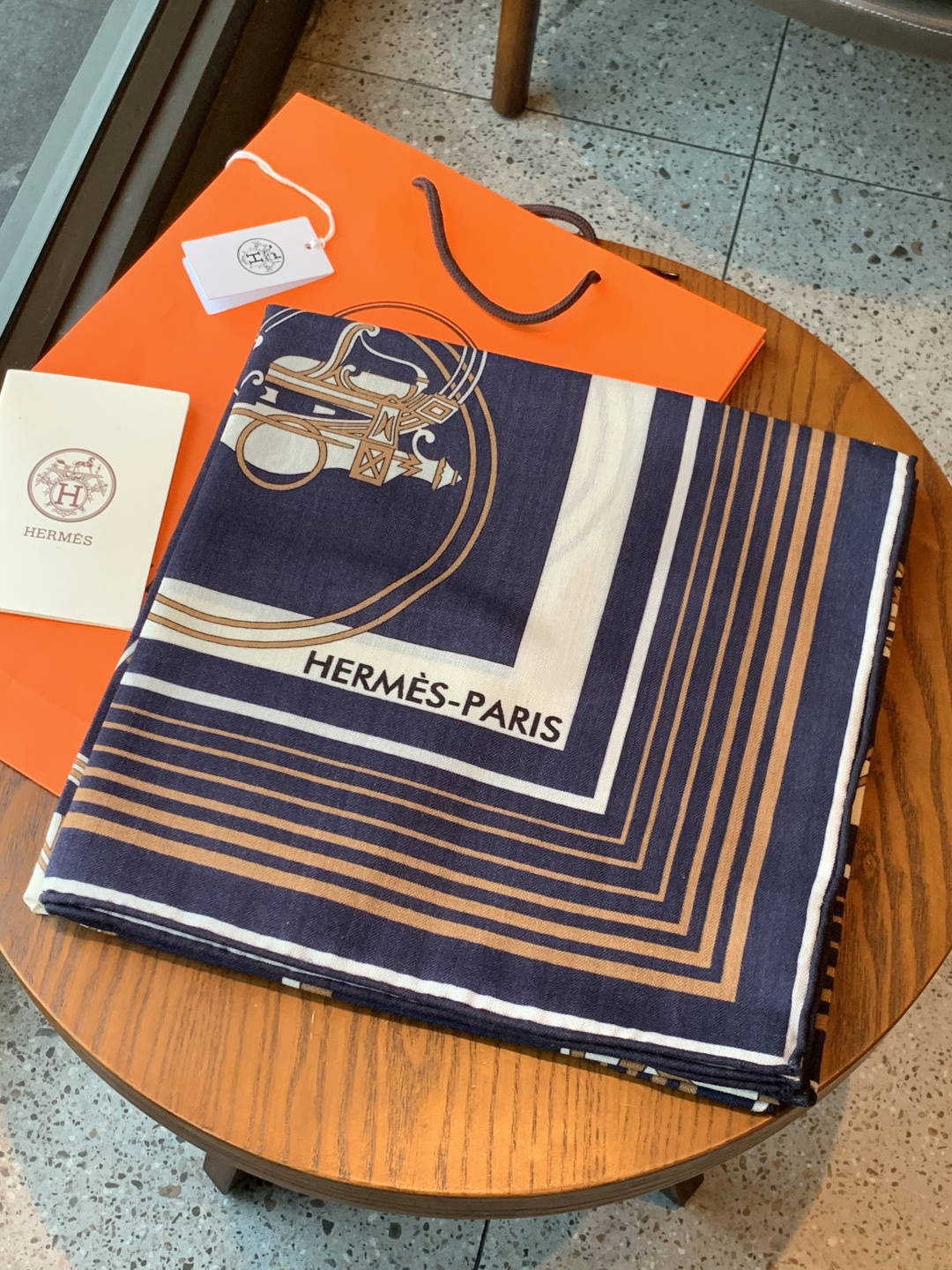 羊绒新款🆕👏👏买了都说好看‼️推荐💕爱马仕双面同色羊绒方巾【双面同色140】，顶级工艺超值‼️爱马仕专柜