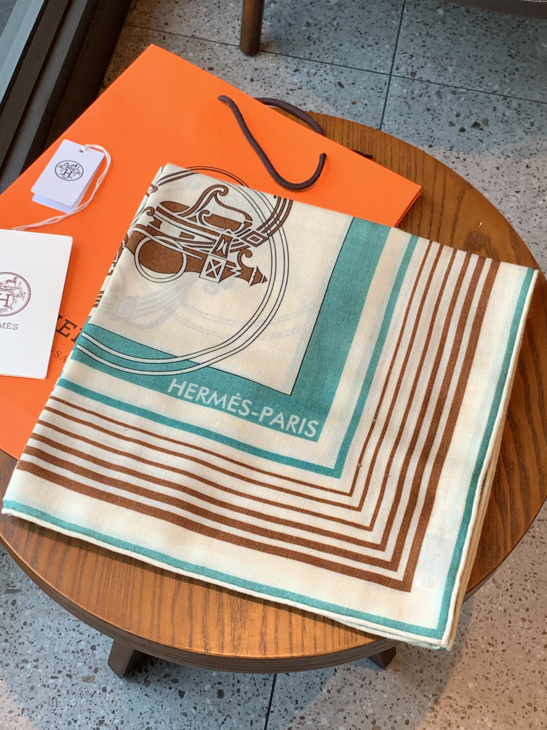 羊绒新款🆕👏👏买了都说好看‼️推荐💕爱马仕双面同色羊绒方巾【双面同色140】，顶级工艺超值‼️爱马仕专柜