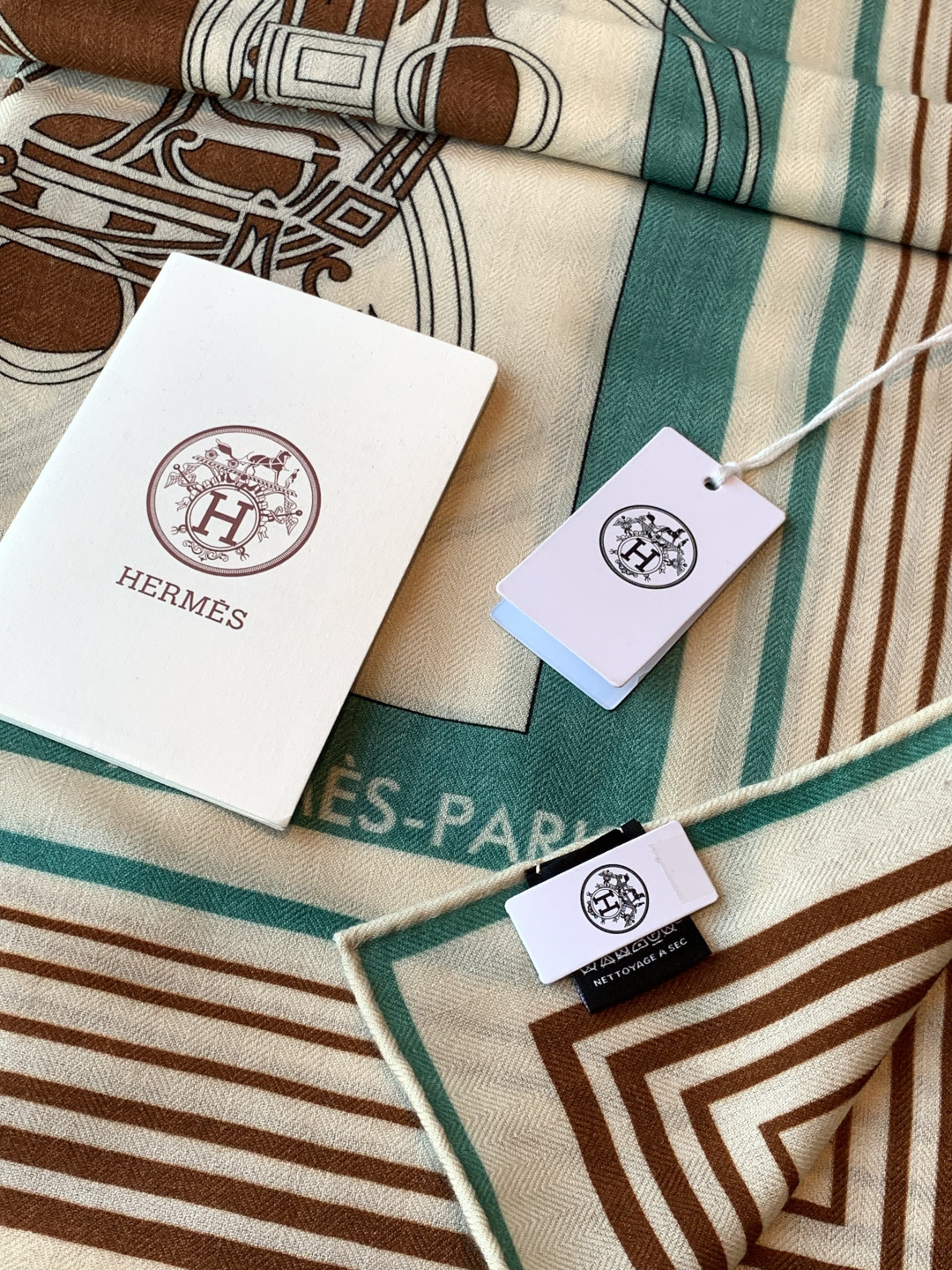 羊绒新款🆕👏👏买了都说好看‼️推荐💕爱马仕双面同色羊绒方巾【双面同色140】，顶级工艺超值‼️爱马仕专柜