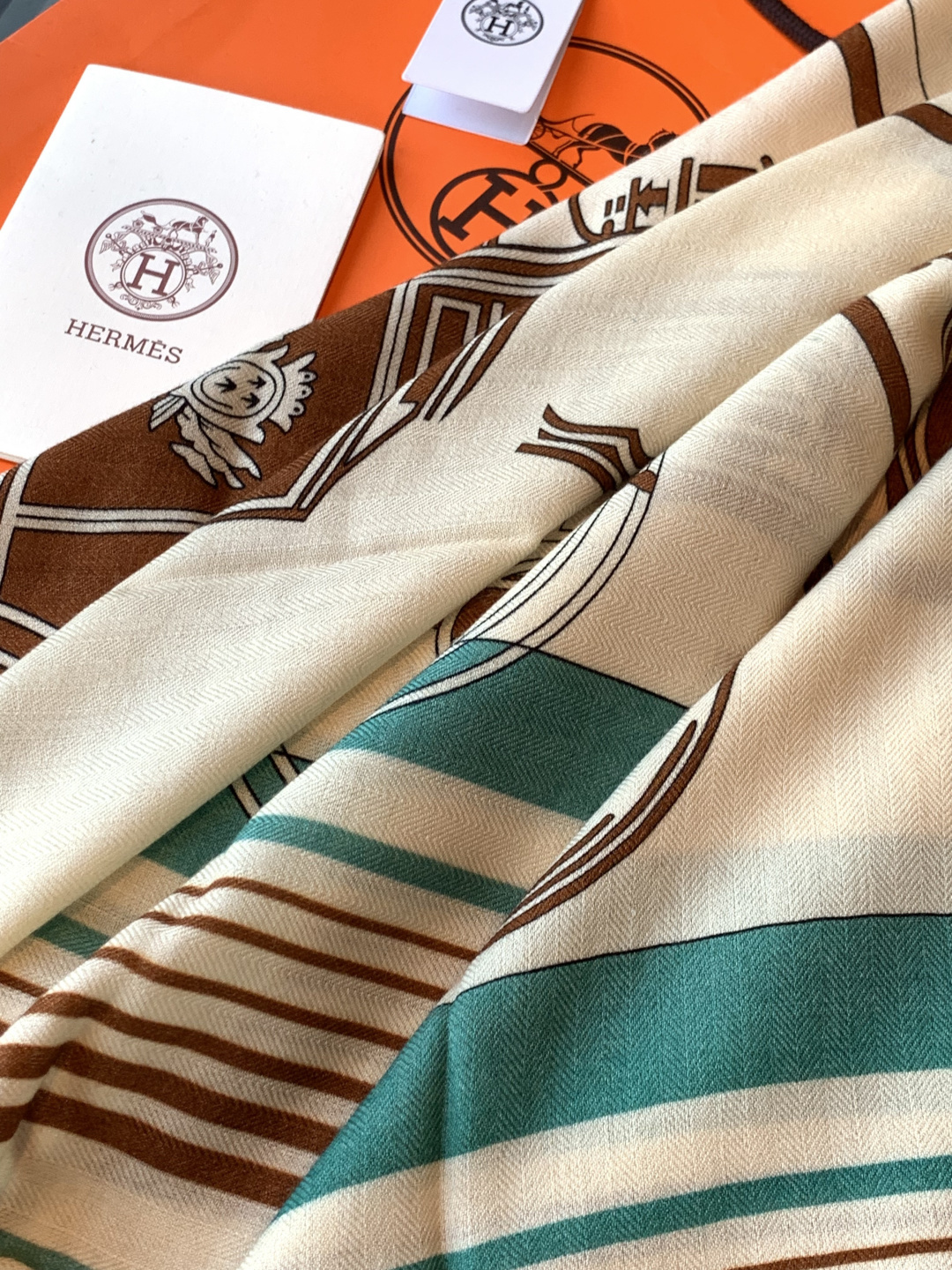 羊绒新款🆕👏👏买了都说好看‼️推荐💕爱马仕双面同色羊绒方巾【双面同色140】，顶级工艺超值‼️爱马仕专柜