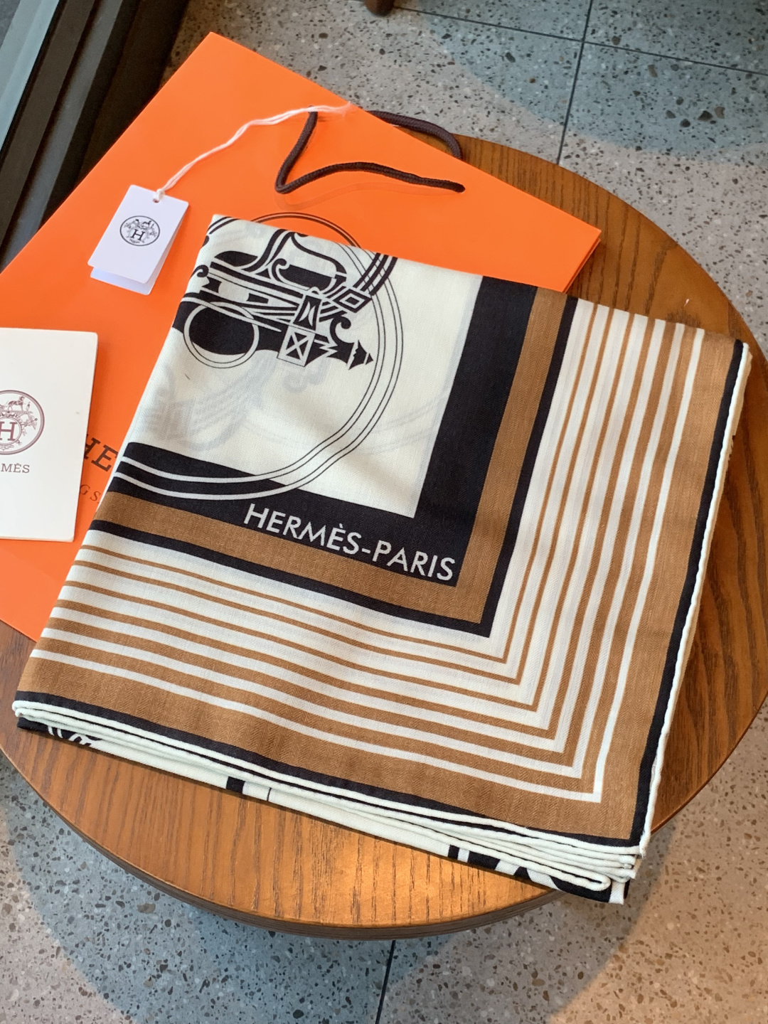 羊绒新款🆕👏👏买了都说好看‼️推荐💕爱马仕双面同色羊绒方巾【双面同色140】，顶级工艺超值‼️爱马仕专柜