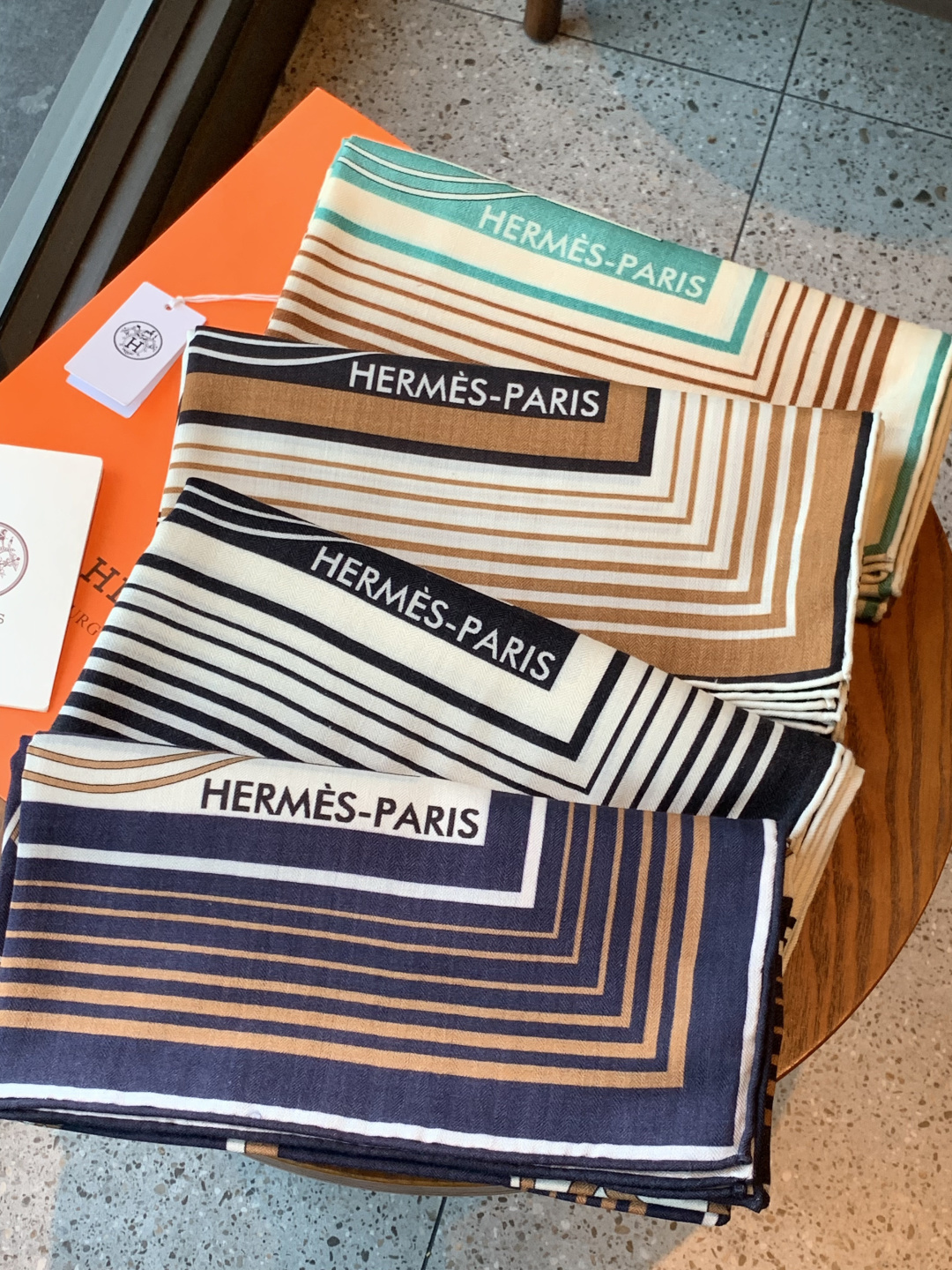 羊绒新款🆕👏👏买了都说好看‼️推荐💕爱马仕双面同色羊绒方巾【双面同色140】，顶级工艺超值‼️爱马仕专柜