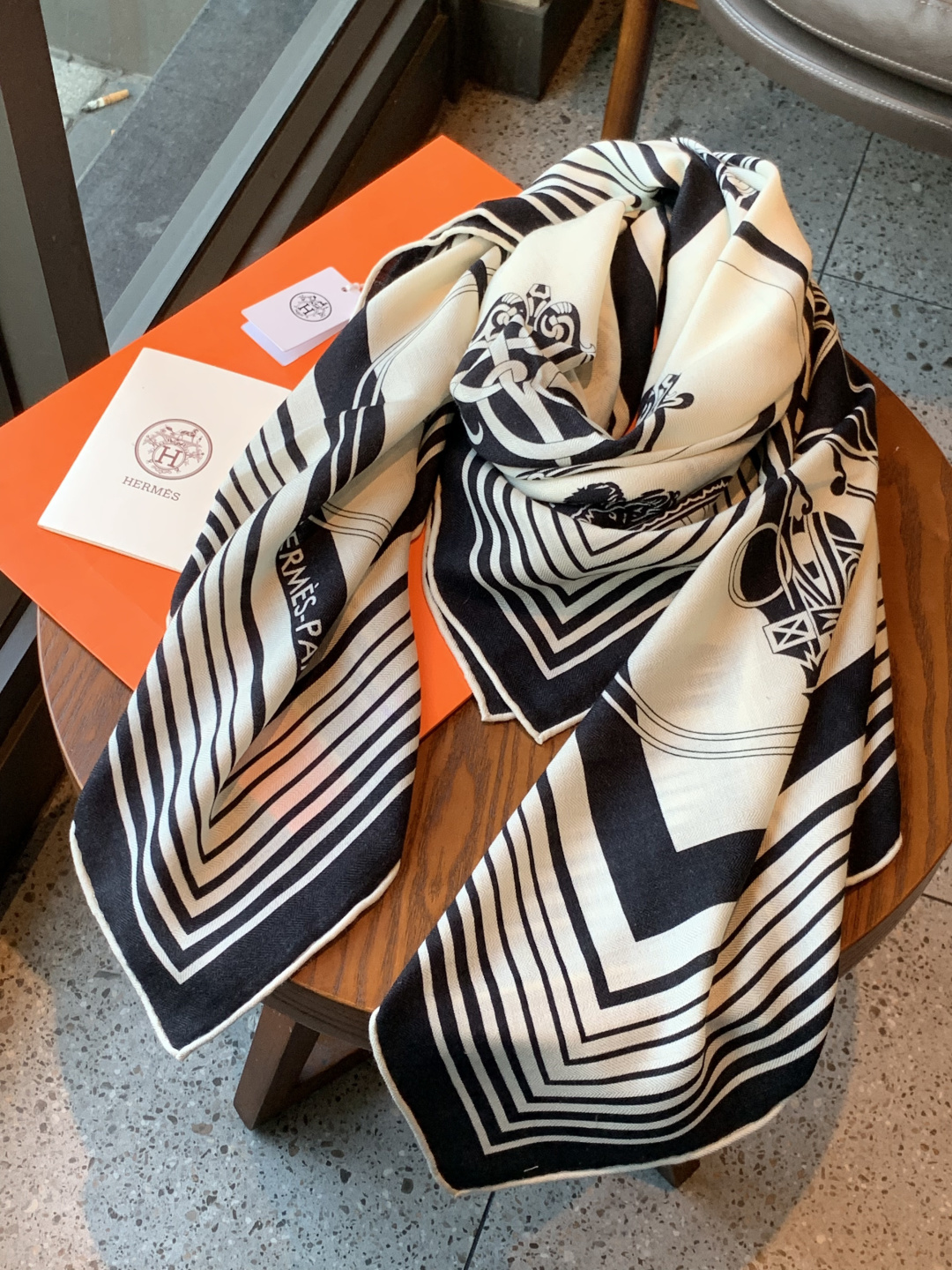 羊绒新款🆕👏👏买了都说好看‼️推荐💕爱马仕双面同色羊绒方巾【双面同色140】，顶级工艺超值‼️爱马仕专柜