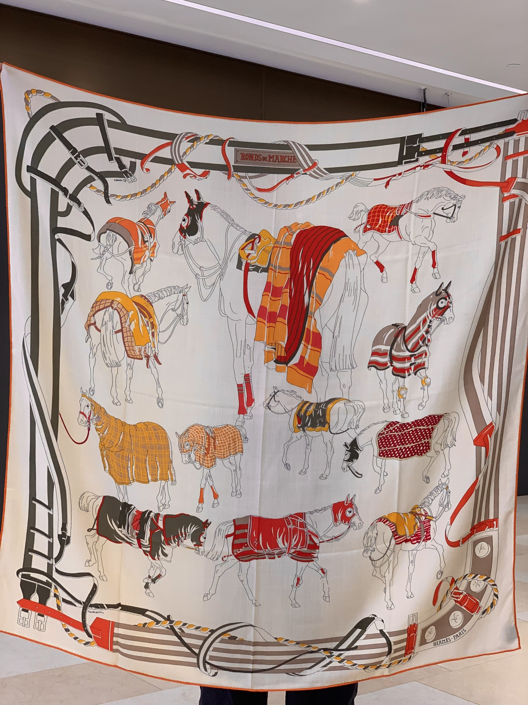 💟上新🆕💕手工卷边！羊绒和真丝混纺披肩（70%羊绒30%桑蚕丝）。这款披肩采用经典山羊绒和真丝混纺面料，