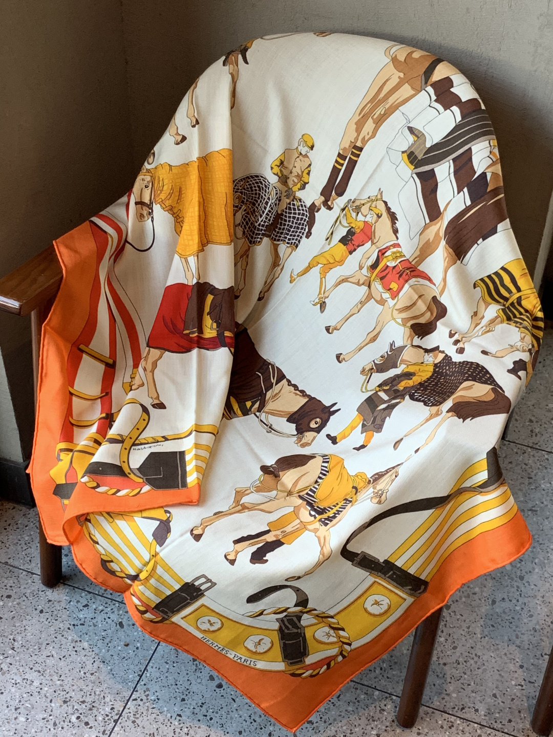 💟上新🆕💕手工卷边！羊绒和真丝混纺披肩（70%羊绒30%桑蚕丝）。这款披肩采用经典山羊绒和真丝混纺面料，