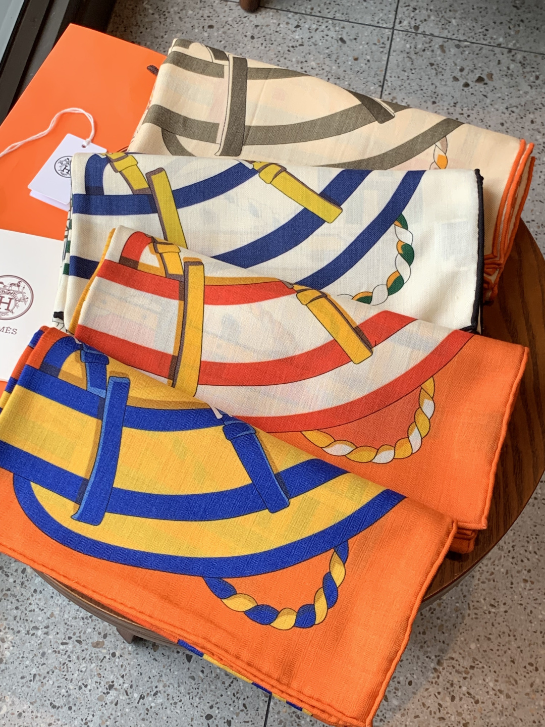 💟上新🆕💕手工卷边！羊绒和真丝混纺披肩（70%羊绒30%桑蚕丝）。这款披肩采用经典山羊绒和真丝混纺面料，