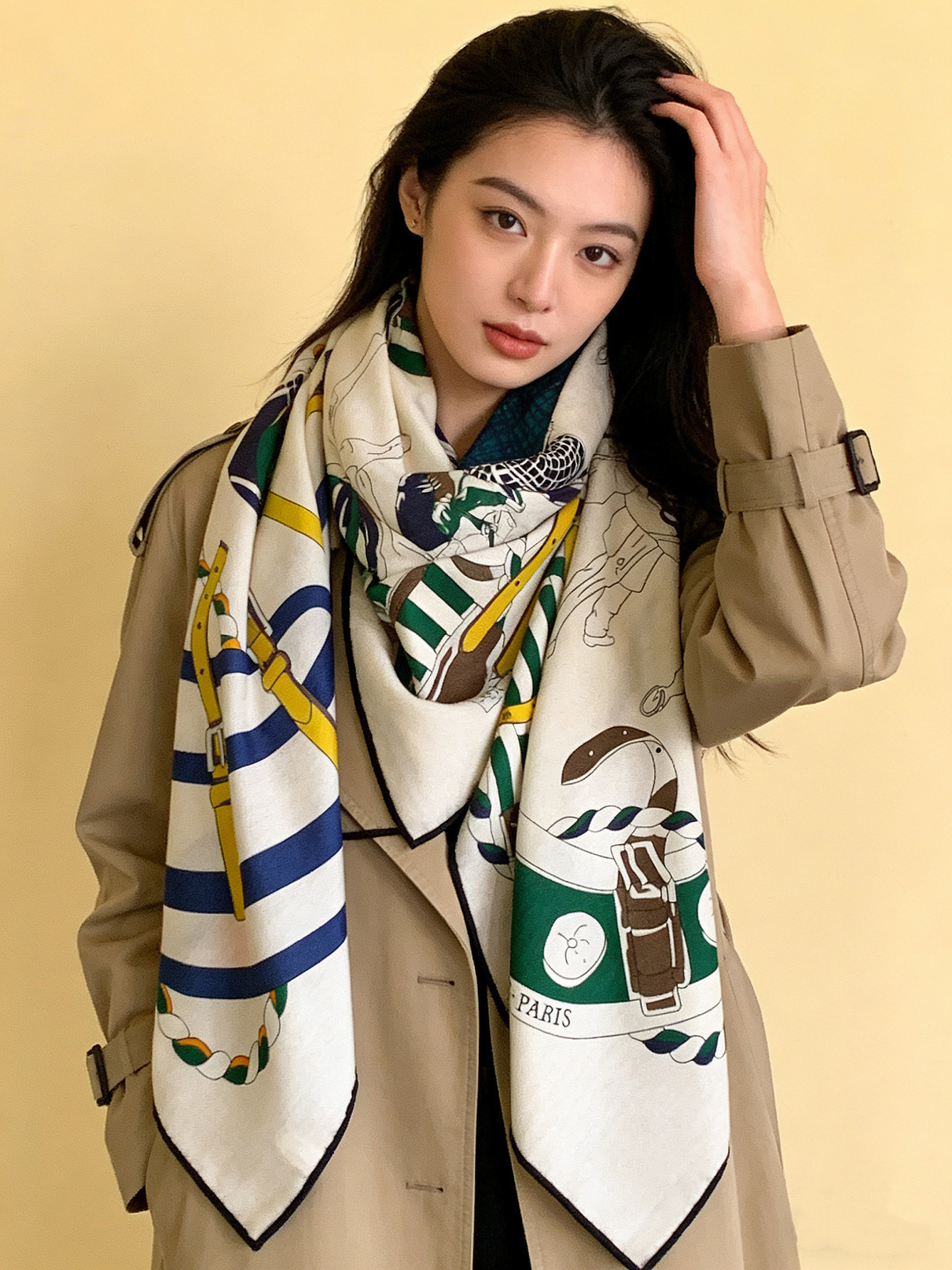 💟上新🆕💕手工卷边！羊绒和真丝混纺披肩（70%羊绒30%桑蚕丝）。这款披肩采用经典山羊绒和真丝混纺面料，