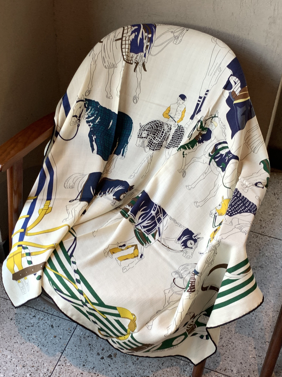 💟上新🆕💕手工卷边！羊绒和真丝混纺披肩（70%羊绒30%桑蚕丝）。这款披肩采用经典山羊绒和真丝混纺面料，