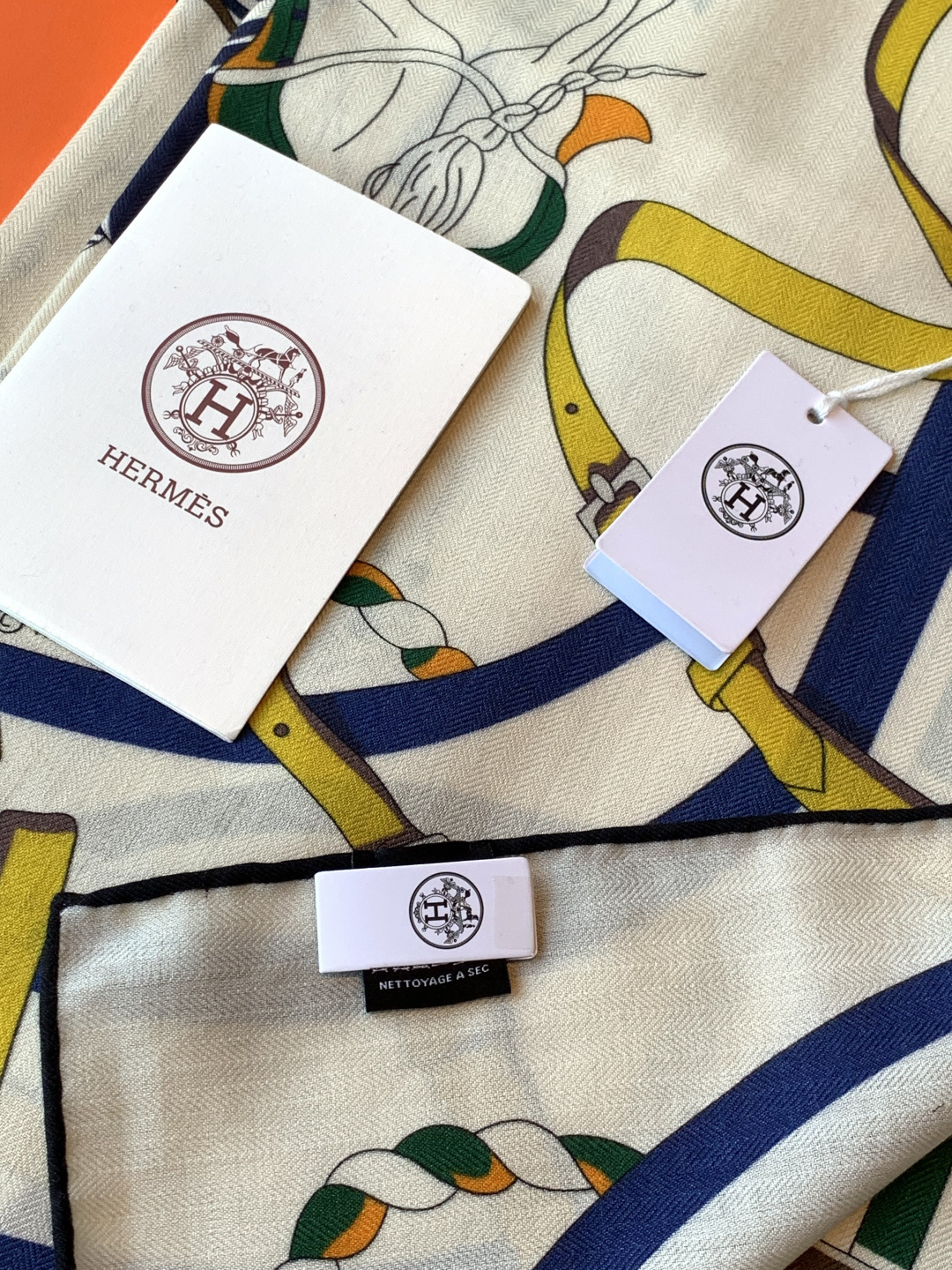 💟上新🆕💕手工卷边！羊绒和真丝混纺披肩（70%羊绒30%桑蚕丝）。这款披肩采用经典山羊绒和真丝混纺面料，