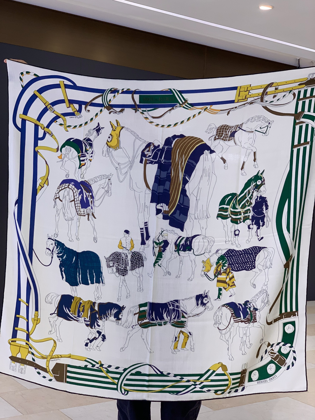 💟上新🆕💕手工卷边！羊绒和真丝混纺披肩（70%羊绒30%桑蚕丝）。这款披肩采用经典山羊绒和真丝混纺面料，