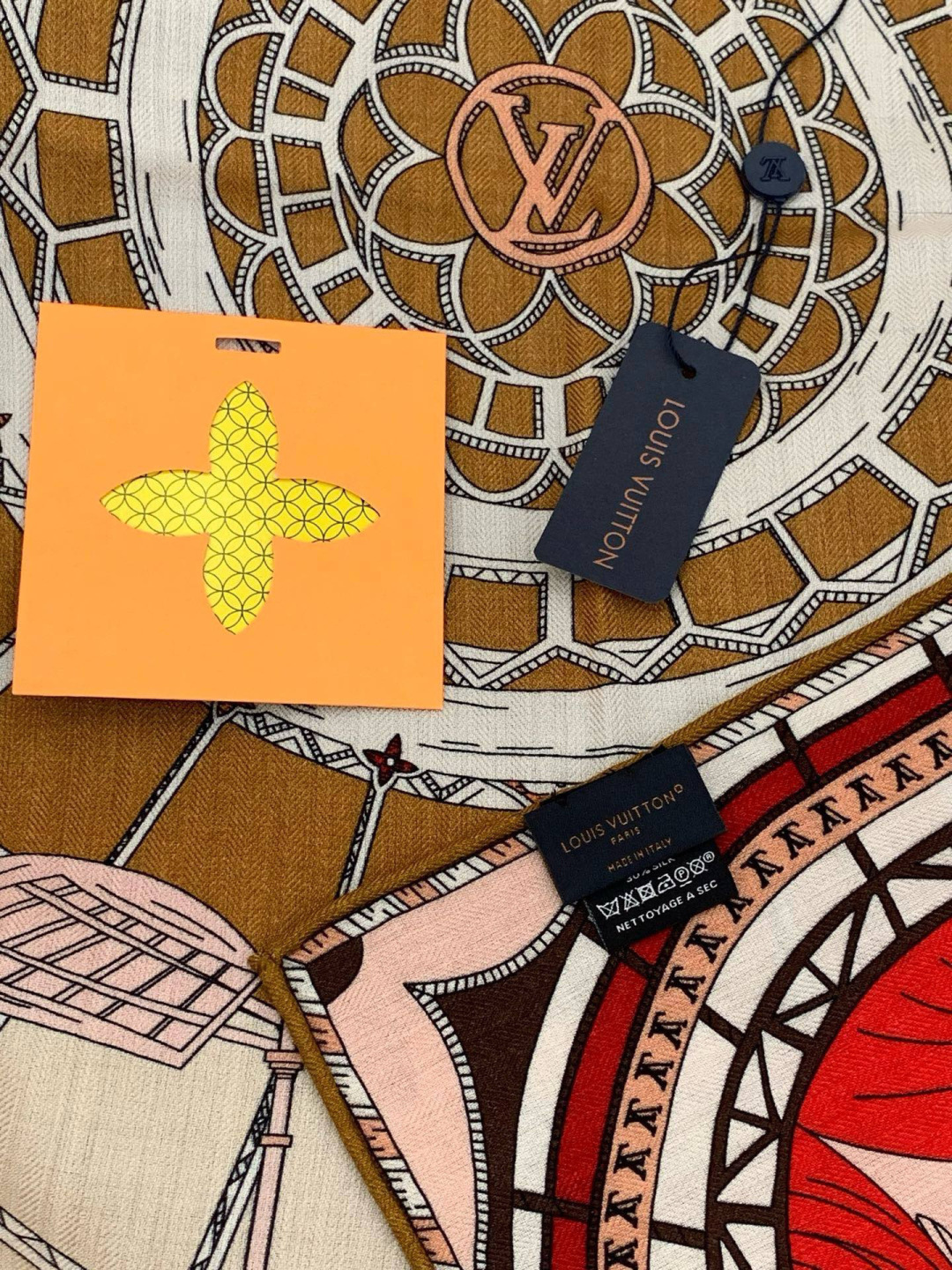 LV x TM 140披肩【140顶级丝绒双面同色披肩】本款L Multicolor披肩出自路易威登与知