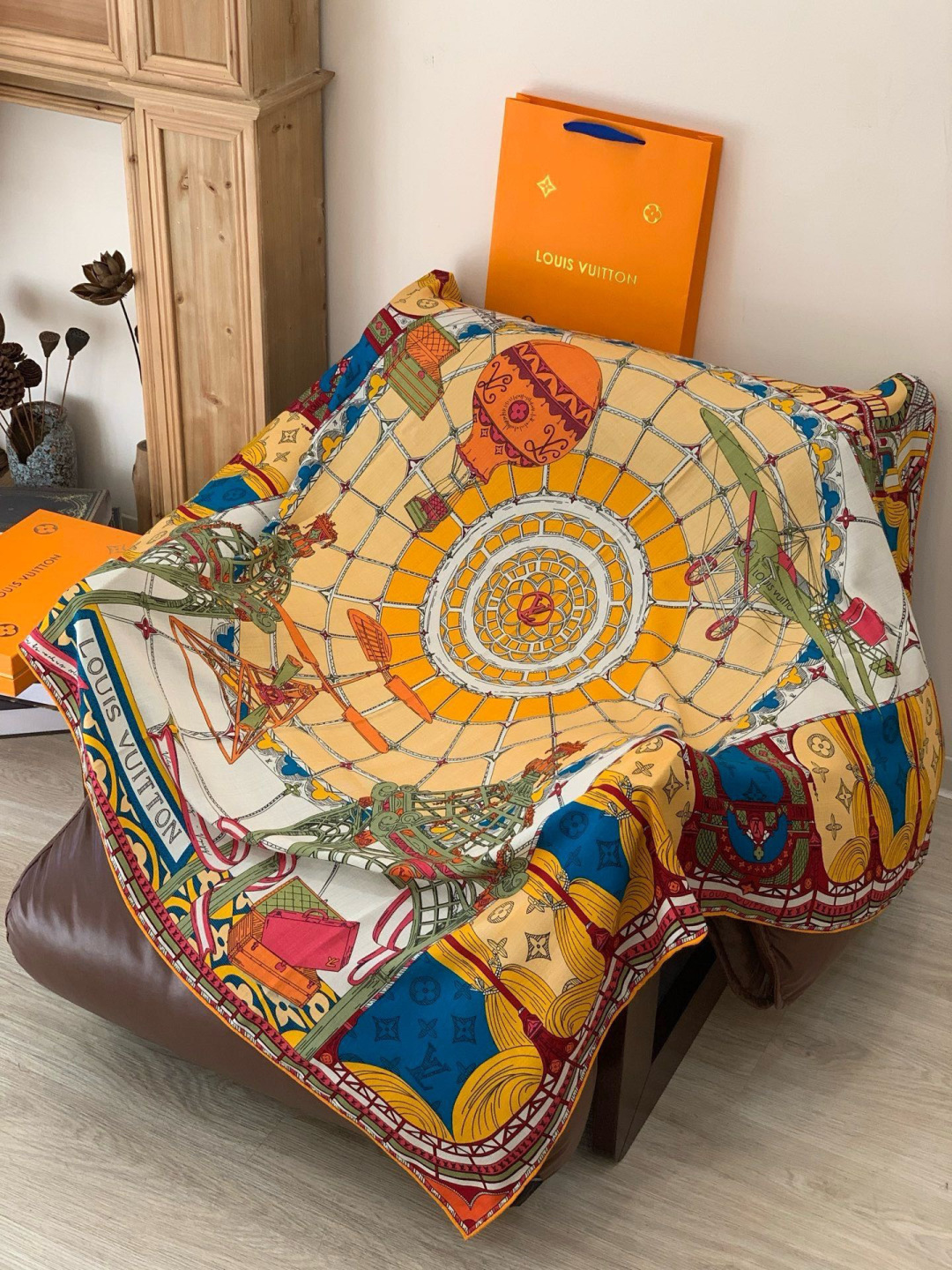 LV x TM 140披肩【140顶级丝绒双面同色披肩】本款L Multicolor披肩出自路易威登与知