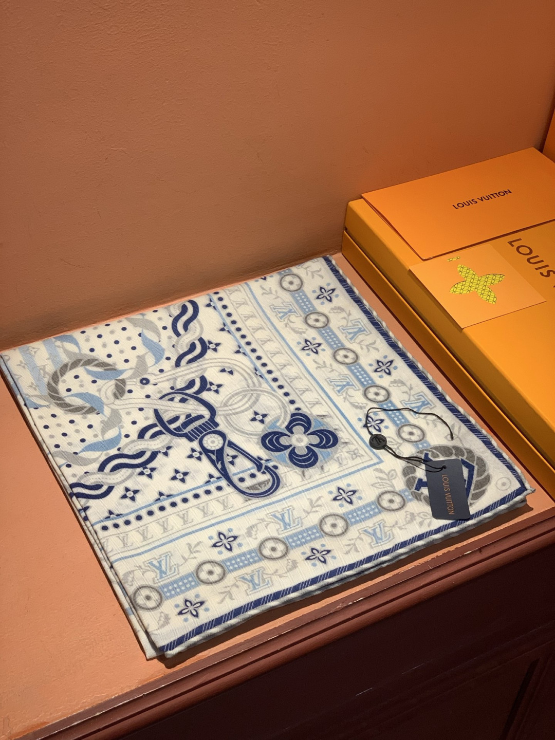 LV x TM 140披肩【140顶级丝绒双面同色披肩】本款L Multicolor披肩出自路易威登与知