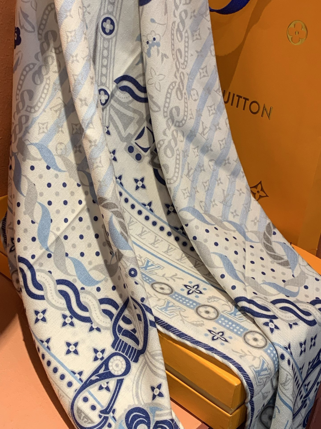 LV x TM 140披肩【140顶级丝绒双面同色披肩】本款L Multicolor披肩出自路易威登与知