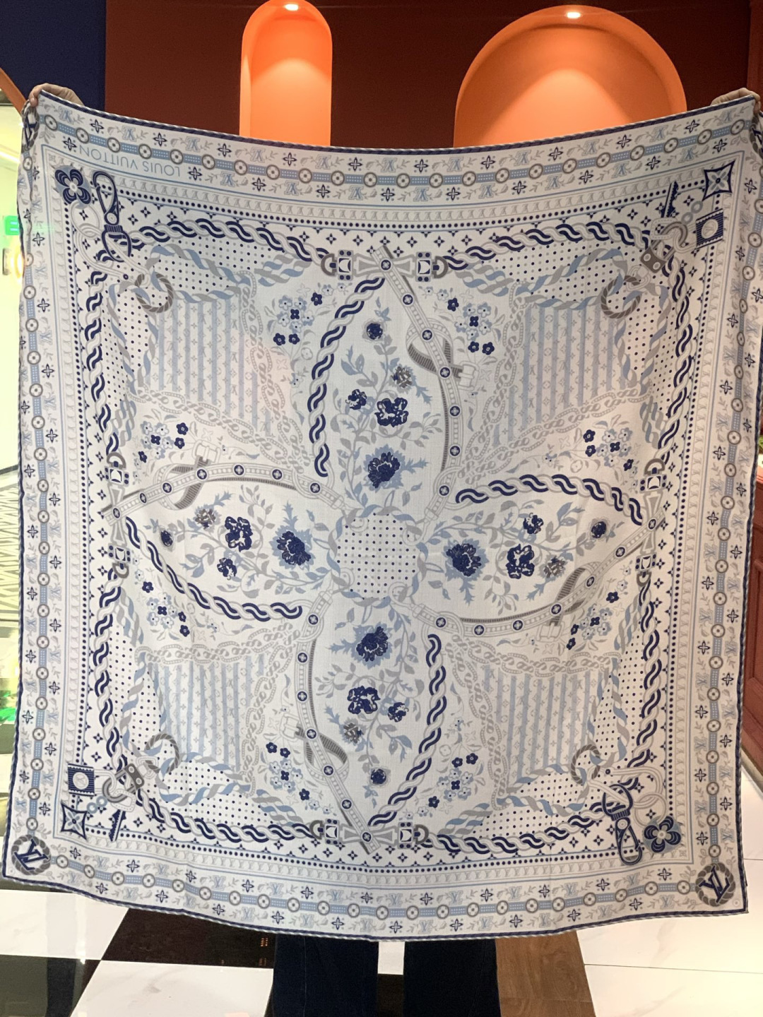 LV x TM 140披肩【140顶级丝绒双面同色披肩】本款L Multicolor披肩出自路易威登与知