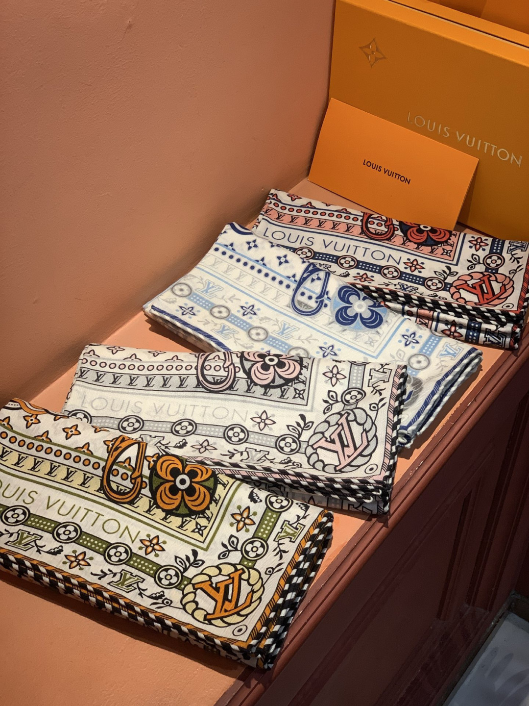 LV x TM 140披肩【140顶级丝绒双面同色披肩】本款L Multicolor披肩出自路易威登与知