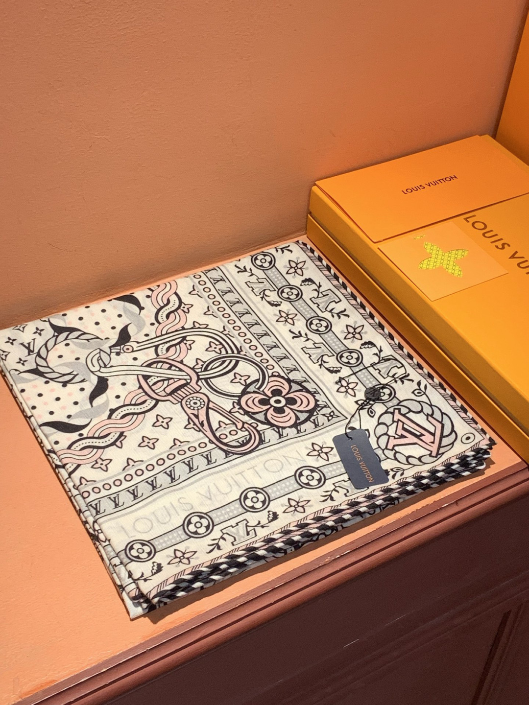 LV x TM 140披肩【140顶级丝绒双面同色披肩】本款L Multicolor披肩出自路易威登与知