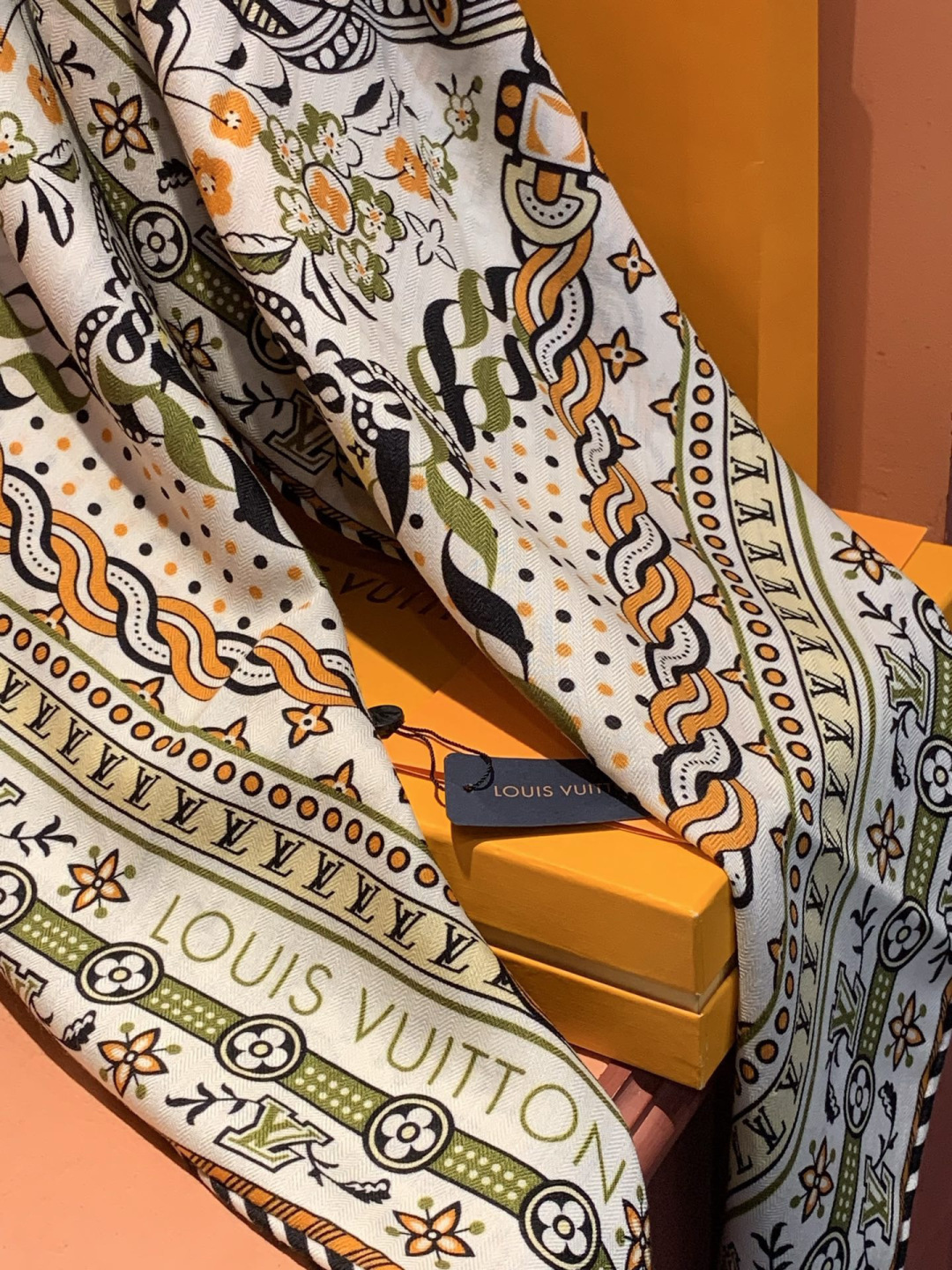 LV x TM 140披肩【140顶级丝绒双面同色披肩】本款L Multicolor披肩出自路易威登与知