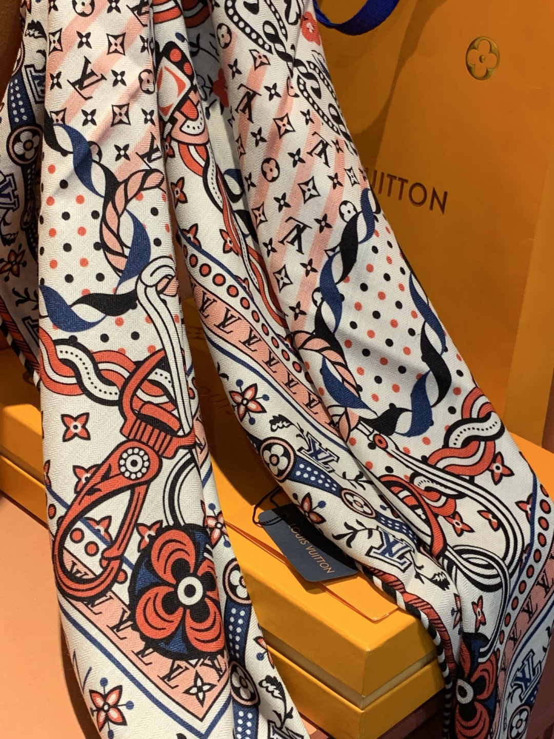 LV x TM 140披肩【140顶级丝绒双面同色披肩】本款L Multicolor披肩出自路易威登与知