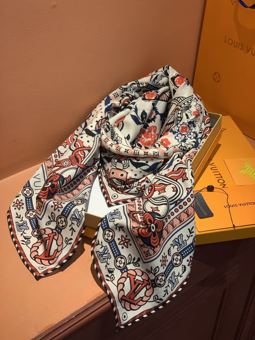 LV x TM 140披肩【140顶级丝绒双面同色披肩】本款L Multicolor披肩出自路易威登与知