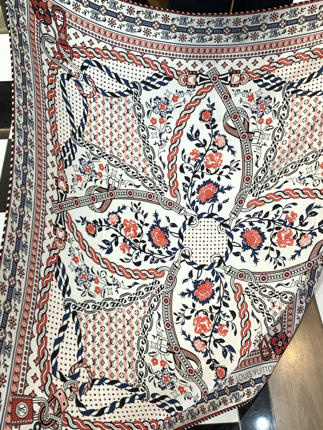 LV x TM 140披肩【140顶级丝绒双面同色披肩】本款L Multicolor披肩出自路易威登与知