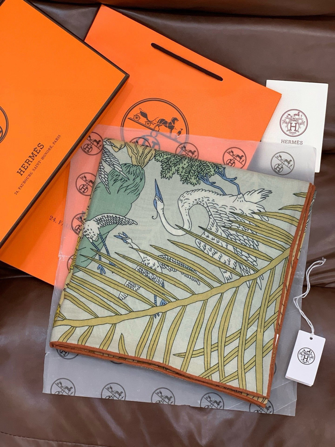 爱马仕～秋冬搭配利器❗️顶级双面同色真丝羊绒披肩！！1条等于2条】点睛精彩，图案和配色都超级喜欢，又一款