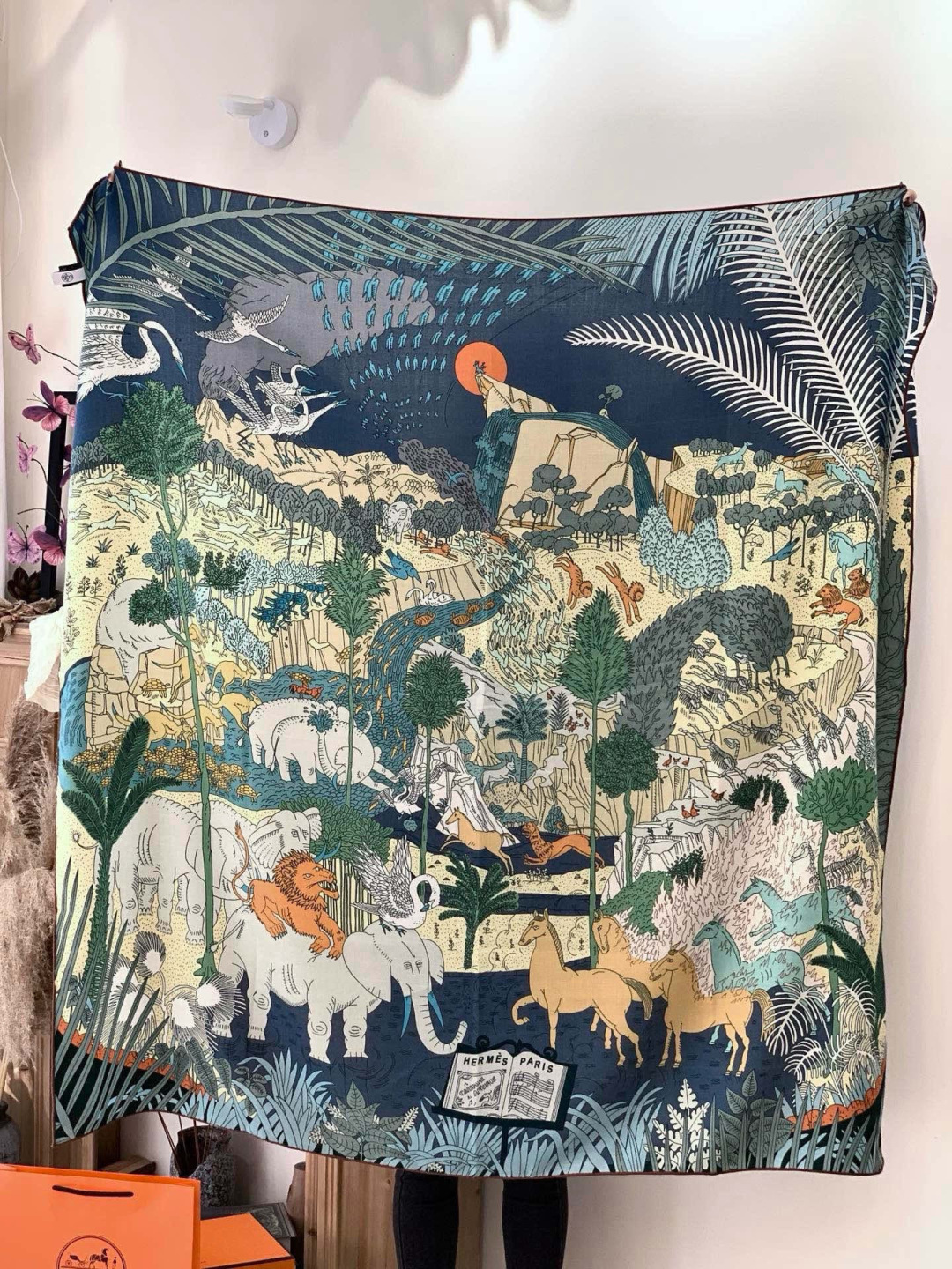 爱马仕～秋冬搭配利器❗️顶级双面同色真丝羊绒披肩！！1条等于2条】点睛精彩，图案和配色都超级喜欢，又一款