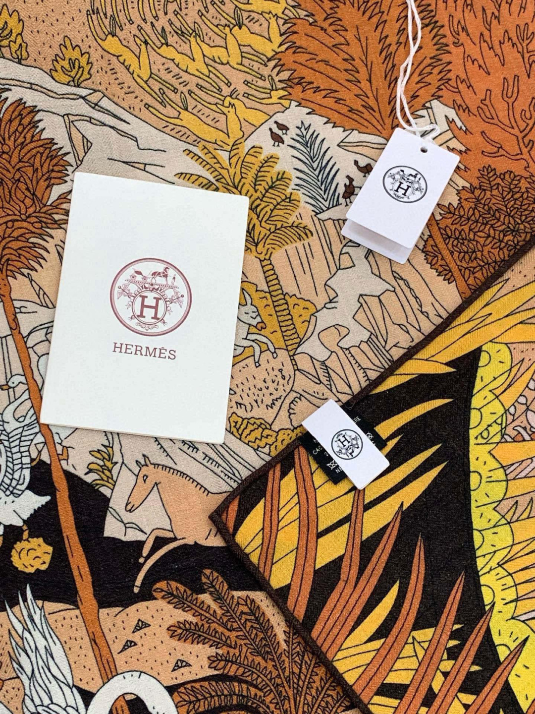 爱马仕～秋冬搭配利器❗️顶级双面同色真丝羊绒披肩！！1条等于2条】点睛精彩，图案和配色都超级喜欢，又一款